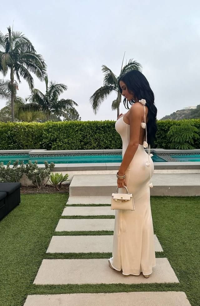 I'm available for s*x - Image 3